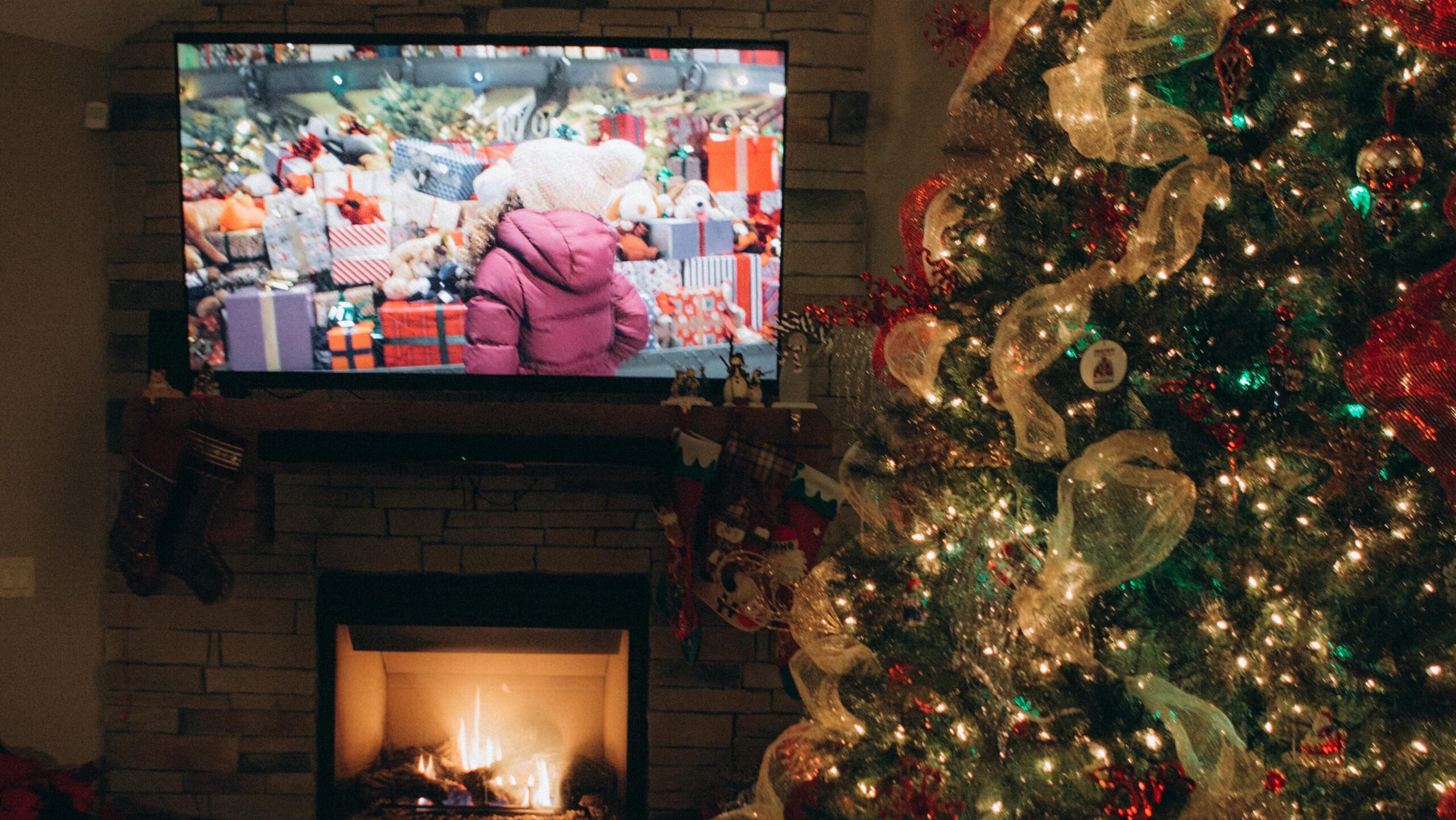 A list of 25 fun winter activities for families, including indoor and outdoor winter activities for preschoolers, toddlers, and kids. Activities include decorating the Christmas tree, writing letters to Santa, baking cookies, sledding, creating DIY ornaments, and making snow globes. These ideas are perfect for creating family traditions and embracing the holiday spirit while keeping kids engaged.